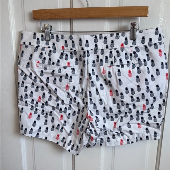 J Crew // Pineapple 🍍 Print Women's Shorts - White and Black - Picture 2 of 3